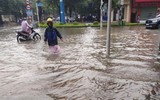 Mưa lớn kéo dài, nhiều tuyến đường ở TP. Vinh biến thành sông