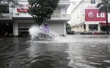 Mưa lớn kéo dài, nhiều tuyến đường ở TP. Vinh biến thành sông