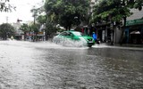 Mưa lớn kéo dài, nhiều tuyến đường ở TP. Vinh biến thành sông