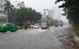 Mưa lớn kéo dài, nhiều tuyến đường ở TP. Vinh biến thành sông
