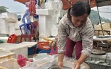 Chợ cá Nghi Thuỷ hút khách mùa du lịch biển