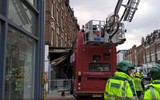 Xe buýt 2 tầng lao vào cửa hàng trên tuyến phố đông người ở London, ít nhất 10 người bị thương