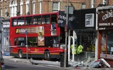 Xe buýt 2 tầng lao vào cửa hàng trên tuyến phố đông người ở London, ít nhất 10 người bị thương