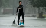 Nhà máy hóa chất tại Houston bị bão Harvey nhấn chìm bất ngờ phát nổ