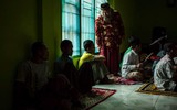 Người nghiện ma tuý ở Indonesia cai nghiện bằng phương pháp truyền thống