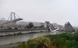 [ẢNH] Vụ sập cầu cạn tại Italia: Lực lượng cứu hộ nỗ lực tìm kiếm người sống sót