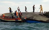 [ẢNH] Ám ảnh với cảnh vớt xác người thiệt mạng trong vụ lật phà ở Tanzania
