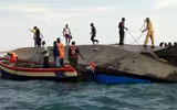[ẢNH] Ám ảnh với cảnh vớt xác người thiệt mạng trong vụ lật phà ở Tanzania