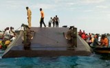 [ẢNH] Ám ảnh với cảnh vớt xác người thiệt mạng trong vụ lật phà ở Tanzania