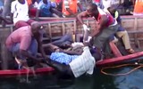 [ẢNH] Ám ảnh với cảnh vớt xác người thiệt mạng trong vụ lật phà ở Tanzania