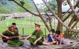 [ẢNH]  Những chiến sỹ Cảnh sát tương lai về với đồng bào 
