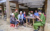 [ẢNH]  Những chiến sỹ Cảnh sát tương lai về với đồng bào 