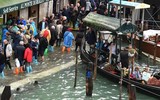 [ẢNH] Người dân Venice trong trận lụt lịch sử - quan trọng là thần thái
