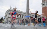 [ẢNH] Người dân Venice trong trận lụt lịch sử - quan trọng là thần thái