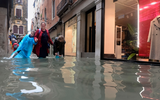 [ẢNH] Người dân Venice trong trận lụt lịch sử - quan trọng là thần thái