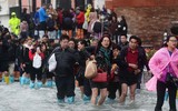 [ẢNH] Người dân Venice trong trận lụt lịch sử - quan trọng là thần thái