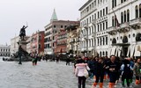 [ẢNH] Người dân Venice trong trận lụt lịch sử - quan trọng là thần thái