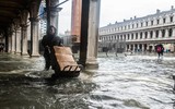 [ẢNH] Người dân Venice trong trận lụt lịch sử - quan trọng là thần thái