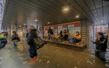 [ẢNH] Người dân Venice trong trận lụt lịch sử - quan trọng là thần thái