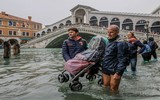 [ẢNH] Người dân Venice trong trận lụt lịch sử - quan trọng là thần thái