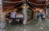 [ẢNH] Người dân Venice trong trận lụt lịch sử - quan trọng là thần thái