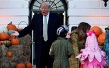 [ẢNH] Thích thú những hình ảnh hiếm gặp của Tổng thống Donald Trump trong lễ hội Halloween tại Nhà Trắng