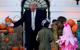 [ẢNH] Thích thú những hình ảnh hiếm gặp của Tổng thống Donald Trump trong lễ hội Halloween tại Nhà Trắng