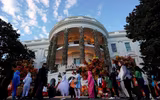 [ẢNH] Thích thú những hình ảnh hiếm gặp của Tổng thống Donald Trump trong lễ hội Halloween tại Nhà Trắng