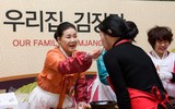 [ẢNH] Người Seoul làm 165 tấn Kimchi nhưng lại... không ăn