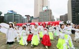 [ẢNH] Người Seoul làm 165 tấn Kimchi nhưng lại... không ăn