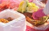 [ẢNH] Người Seoul làm 165 tấn Kimchi nhưng lại... không ăn