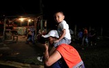 [ẢNH] Hành trình gian khổ của đoàn người di cư Honduras đang đổ về biên giới với Mỹ