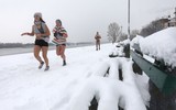 [ẢNH] Mặc đồ lót chạy đua dọc sông Danube giữa cái lạnh cắt da cắt thịt