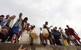 [ẢNH] Người dân Venezuela tìm cách 