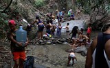 [ẢNH] Người dân Venezuela tìm cách 