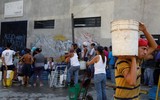 [ẢNH] Người dân Venezuela tìm cách 