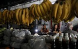 [ẢNH] Người dân Venezuela tìm cách 
