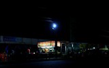 [ẢNH] Người dân Venezuela tìm cách 