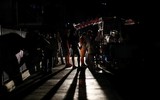 [ẢNH] Người dân Venezuela tìm cách 