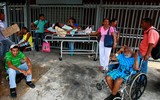 [ẢNH] Người dân Venezuela tìm cách 