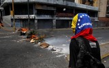 [ẢNH] Người dân Venezuela tìm cách 