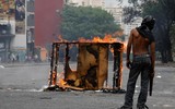 [ẢNH] Người dân Venezuela tìm cách 