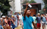 [ẢNH] Người dân Venezuela tìm cách 