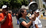 [ẢNH] Người dân Venezuela tìm cách 