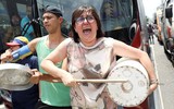 [ẢNH] Người dân Venezuela tìm cách 