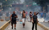 [ẢNH] Người dân Venezuela tìm cách 