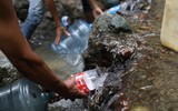 [ẢNH] Người dân Venezuela tìm cách 