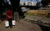 [ẢNH] Người dân Venezuela tìm cách 