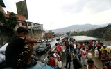 [ẢNH] Người dân Venezuela tìm cách 