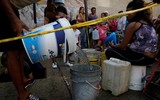[ẢNH] Người dân Venezuela tìm cách 